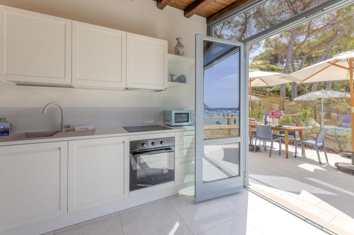 Cucina attrezzata dell'Appartamento Stella, con accesso alla terrazza vista mare