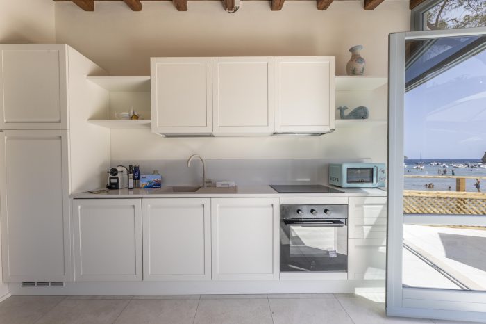 Cucina attrezzata dell'Appartamento Stella, con accesso alla terrazza vista mare