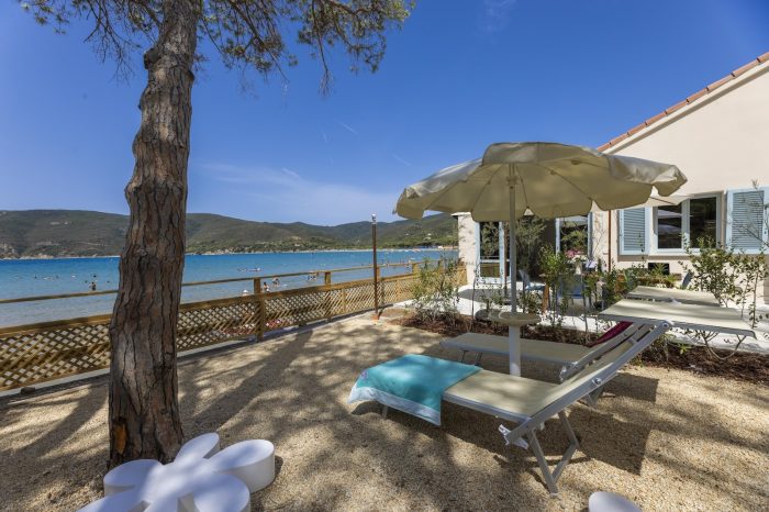 Zona relax sul mare riservata agli ospiti di Villa Acquamarina
