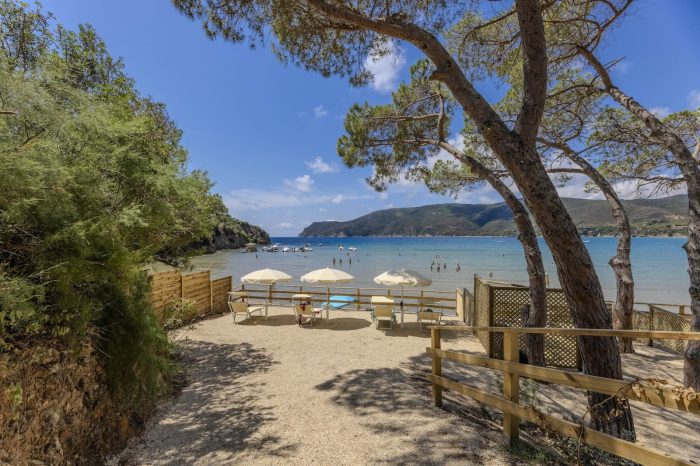 Area privata con lettini sul mare di Villa Acquamarina a Lacona