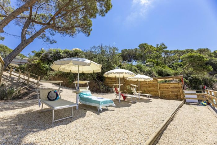 Zona solarium privata nella pineta di Villa Acquamarina